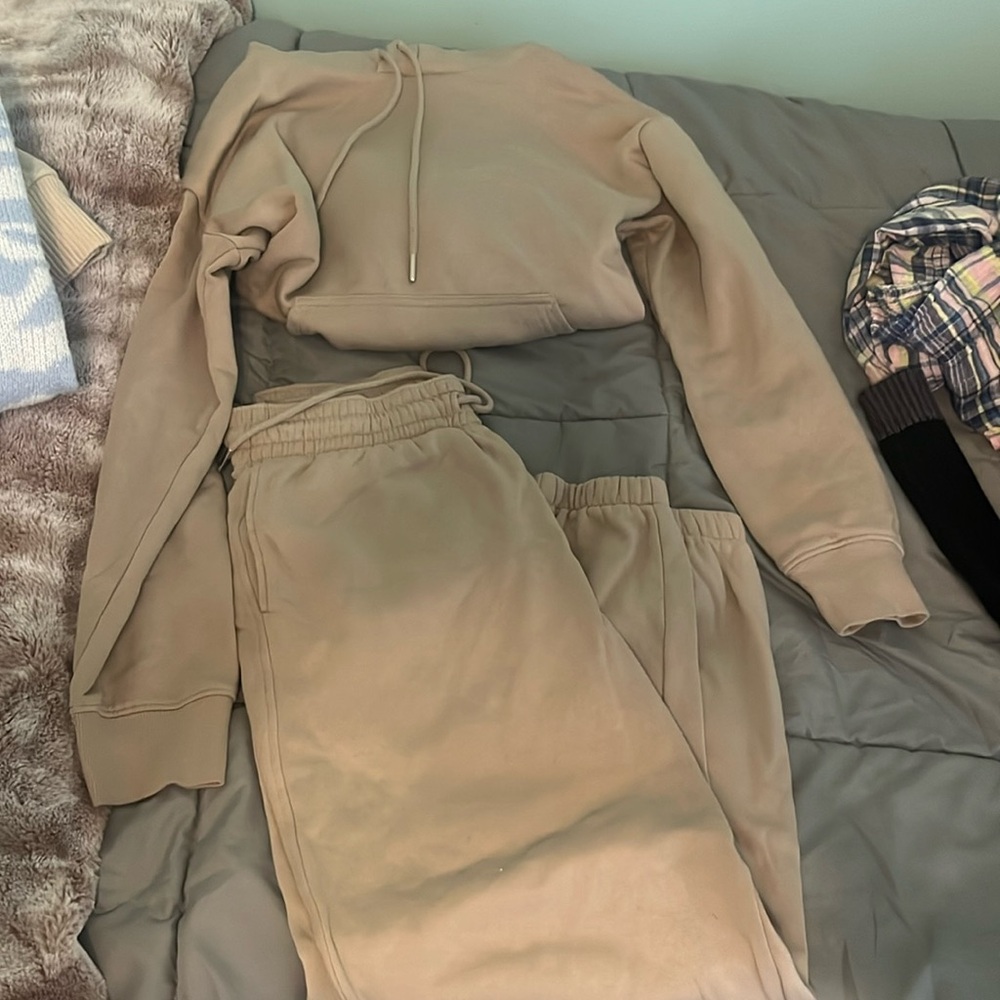 H&M Beige Sweatset! Hoodie and Sweatpants included